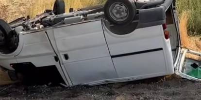 Kamyonet ile minibüs çarpıştı: 11 yaralı