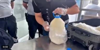 Süt şişesi içinde Metamfetamin ele geçirildi