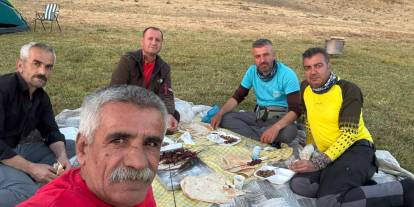 Merga Xwerî Yaylasında Dağcılar ve çobanlar aynı sofrada