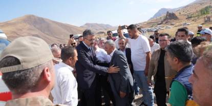 Vali Çelik, kaza yerinde aileleri yalnız bırakmadı