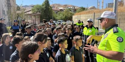 Hakkari’de çocuklara uygulamalı trafik eğitimi