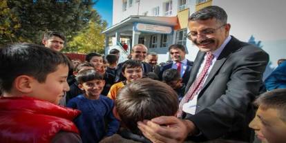Şule Yüksel Şenler Vakfı’ndan, Hakkârili öğrencilere hediye