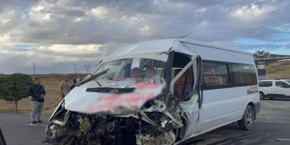 Öğrenci servisi ile tır çarpıştı: 14 yaralı