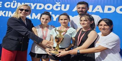 Hakkari tenis kadın takımı bölge ikincisi oldu