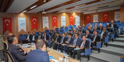 Vali Çelik, köy muhtarlarıyla bir araya geldi