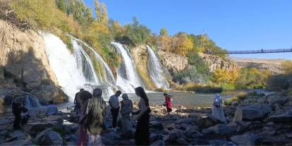 Muradiye Şelalesi'ne turist akını