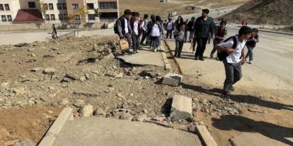 Yüksekova'da doğalgaz çalışmaları bitti kazılan yollar öylece kaldı