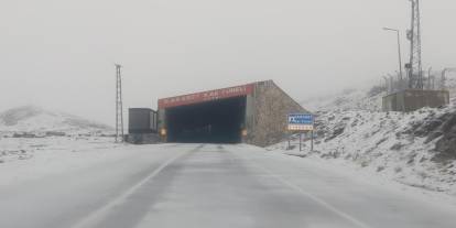 Karabet Geçidi'ne mevsimin ilk karı yağdı
