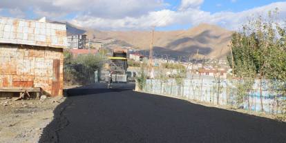 Hakkari’de sıcak asfalt mesaisi devam ediyor