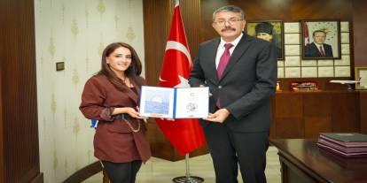 Vali Çelik’e Yetim Vakfı’ndan plaket takdimi