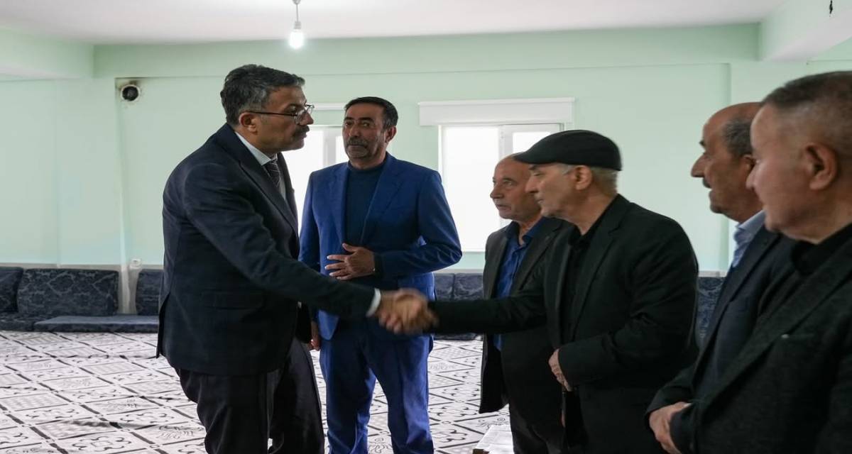 vali-celik-buyuksu-ailesine-taziye-ziyaretinde-bulundu-vali-ali-celik-vefat-eden-merhume-gule-buyuksu-icin-esendere-beldesine-bagli-sari-yildiz-mahalle-camisinde-duzenlenen-taziye-programina-katildi-vali-cel-3.jpg