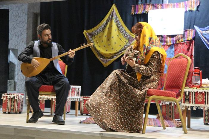 komsu-koyun-delisi-adli-tiyatro-gosterisi-3.jpg