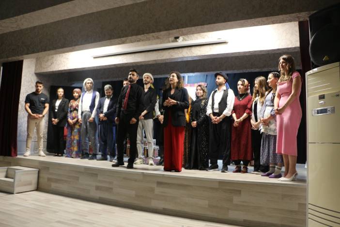komsu-koyun-delisi-adli-tiyatro-gosterisi-4.jpg