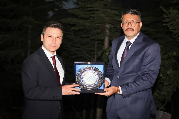 vali-celik-hakkari-il-ozel-idaresinde-vali-yardimcisi-ve-il-ozel-idare-genel-sekreteri-bugra-karadag-onuruna-duzenlenen-yemek-programina-katildicumhurbaskanligi-kararnamesi-ile-erzincan-uzumlu-kaymakami-olar-3.jpg