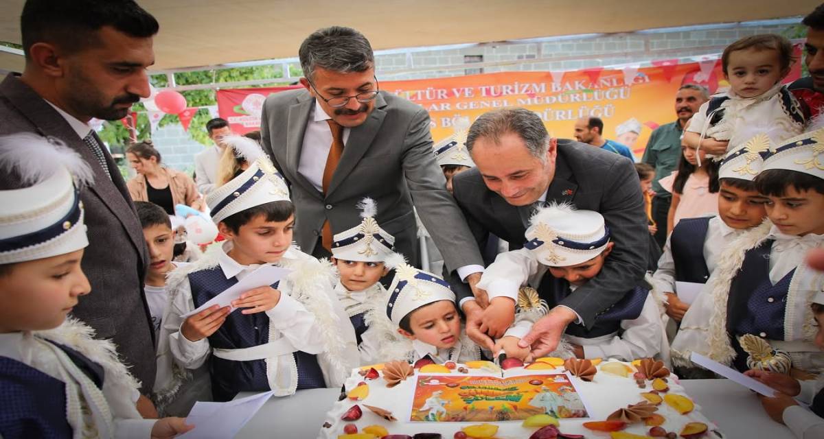 vali-ali-celik-toplu-sunnet-torenine-katildi-hakkari-valisi-ali-celik-vakiflar-genel-mudu-1.jpg