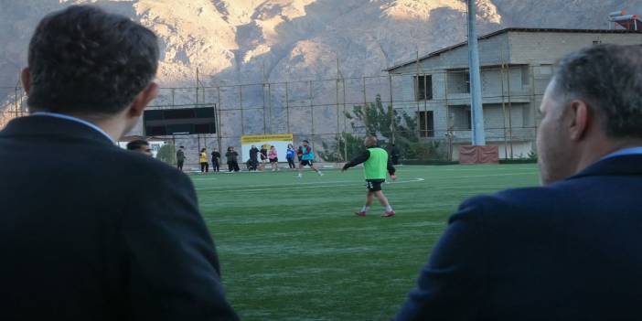 vali-ali-celik-hakkari-zapspor-futbolculariyla-bir-araya-geldihakkari-valisi-ali-celik-ber-1.jpg