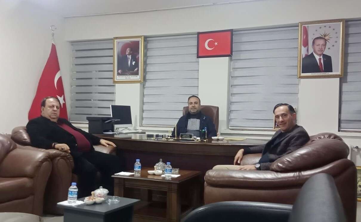 hakkarili-is-insani-aytekin-karahanli-ziraat-yuksek-muhendisi-bulent-tanyurek-ile-birlikte-yuksekovanin-buyukciftlik-belde-belediye-baskani-cayan-ciceki-makaminda-ziyaret-etti