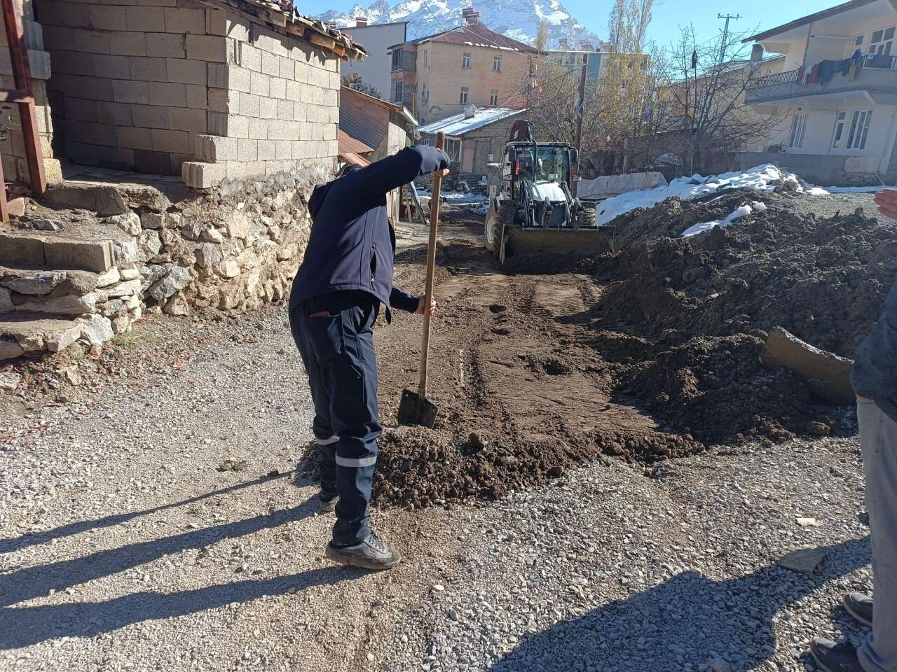 hakkari-belediyesi-fen-isleri-mudurlugu-ekipleri-kent-genelinde-baslattiklari-stabilize-ve-yol-yapim-calismalarini-hafta-sonu-da-surdurdu