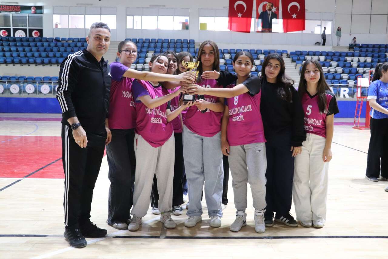 hakkaride-yildiz-kizlar-voleybol-il-birinciligi-sona-erdi