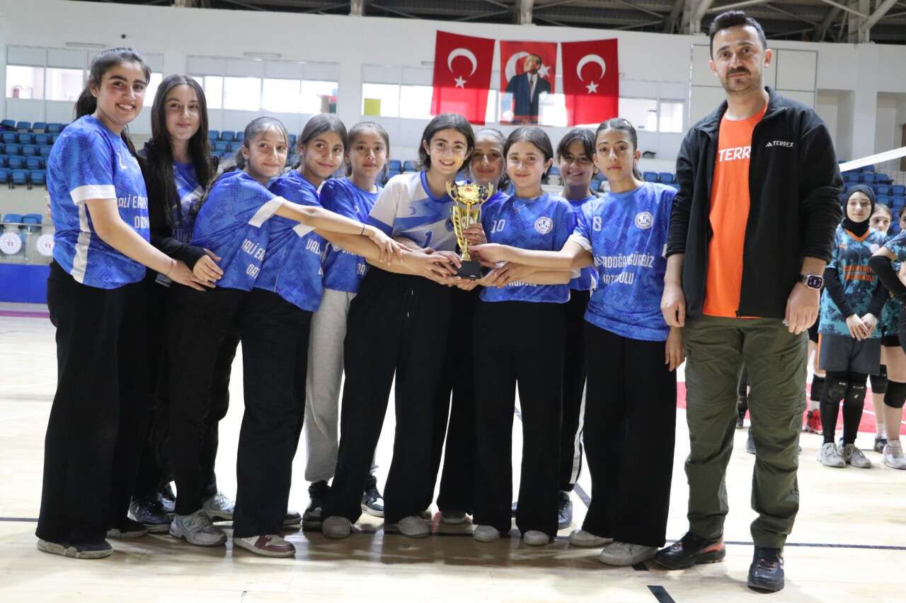 hakkaride-yildiz-kizlar-voleybol-il-birinciligi-sona-erdi
