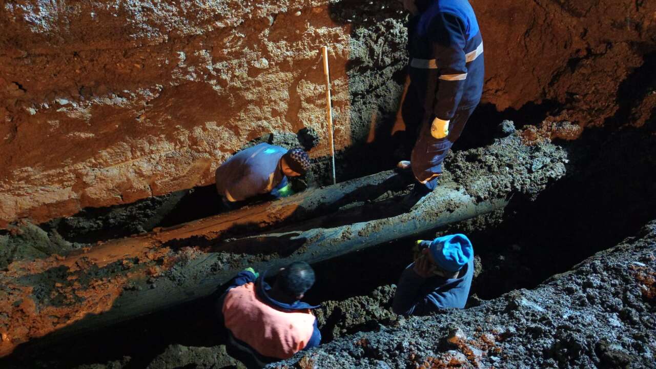 belediye-ekiplerinden-soguk-havada-zorlu-sebeke-mesaisi