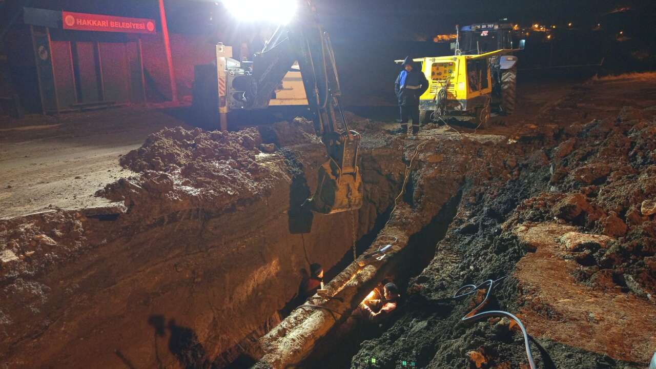 belediye-ekiplerinden-soguk-havada-zorlu-sebeke-mesaisi