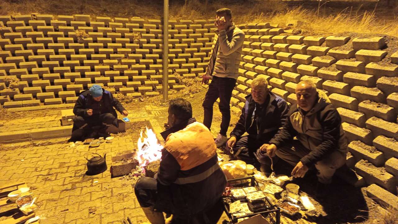 belediye-ekiplerinden-soguk-havada-zorlu-sebeke-mesaisi