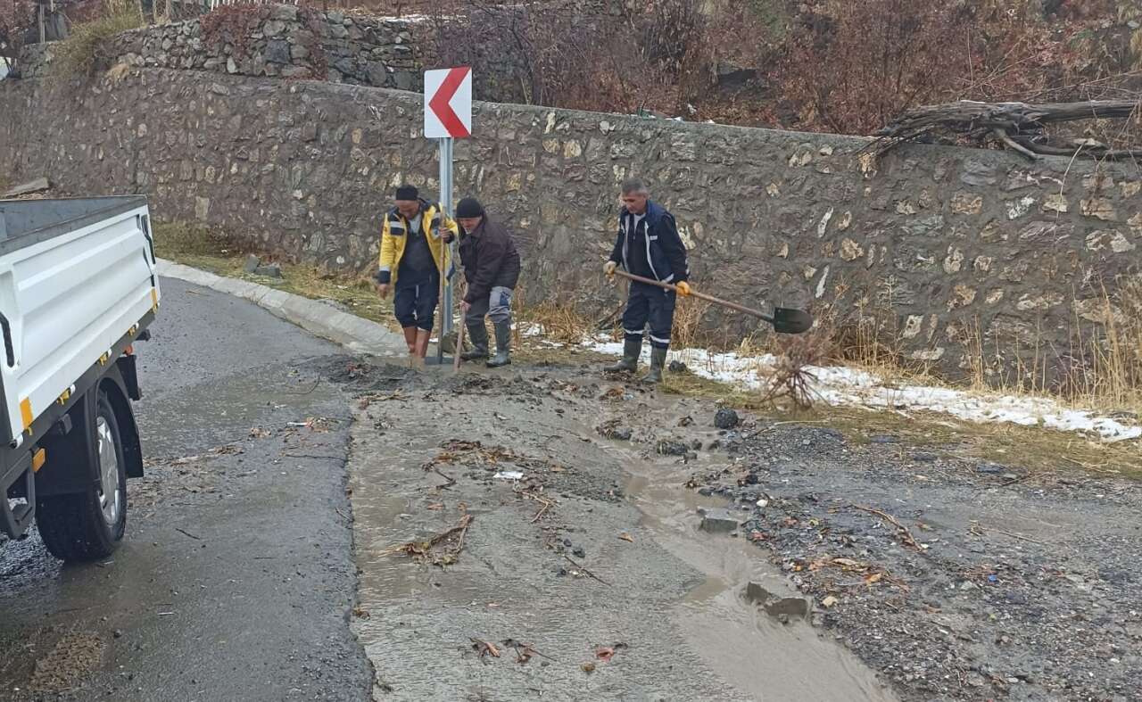 hakkari-belediyesi-ekipleri-sel-riskine-karsi-seferber-oldu