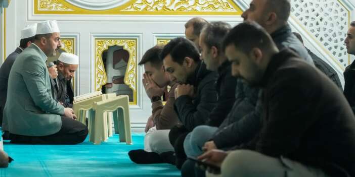 vali-ali-celik-merhum-haci-huseyin-kuskuyu-dualarla-andi-hakkari-valisi-ali-celik-berabe-2