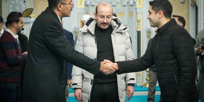 vali-ali-celik-merhum-haci-huseyin-kuskuyu-dualarla-andi-hakkari-valisi-ali-celik-berabe