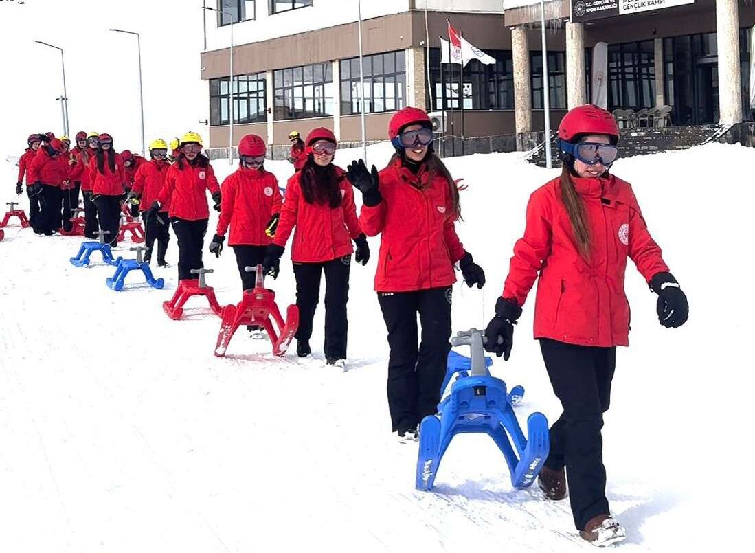 hakkari-genclik-ve-spor-il-mudurlugunun-ev-sahipliginde-il-disindan-gelen-kampcilara-yonelik-temel-kayak-egitimleri-mergabutan-genclik-kampinda-basladi