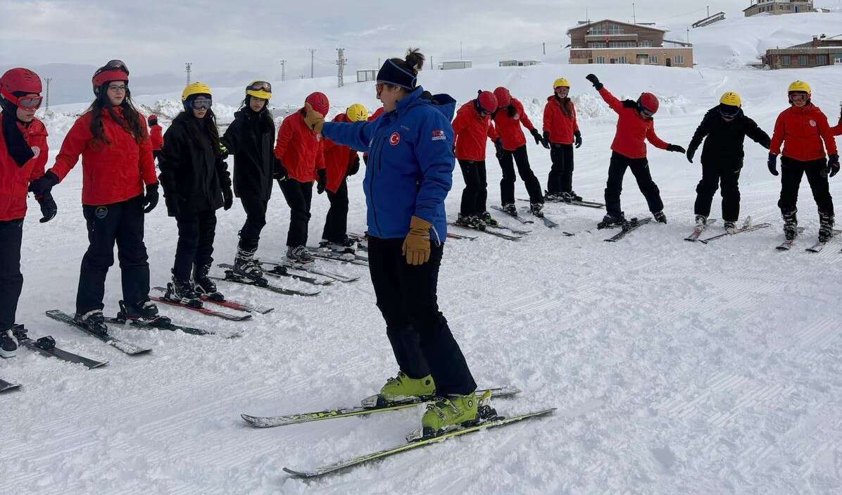 hakkari-genclik-ve-spor-il-mudurlugunun-ev-sahipliginde-il-disindan-gelen-kampcilara-yonelik-temel-kayak-egitimleri-mergabutan-genclik-kampinda-basladi