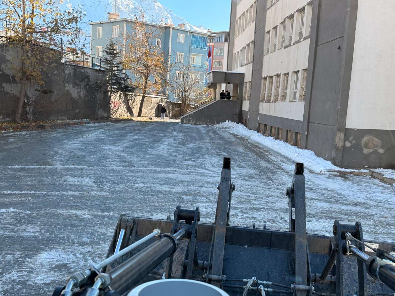 hakkari-belediyesi-fen-isleri-mudurlugu-ekipleri-kentte-etkili-olan-soguk-hava-nedeniyle-buzlanma-riskine-karsi-okul-onlerinde-tuzlama-calismasi-baslatti