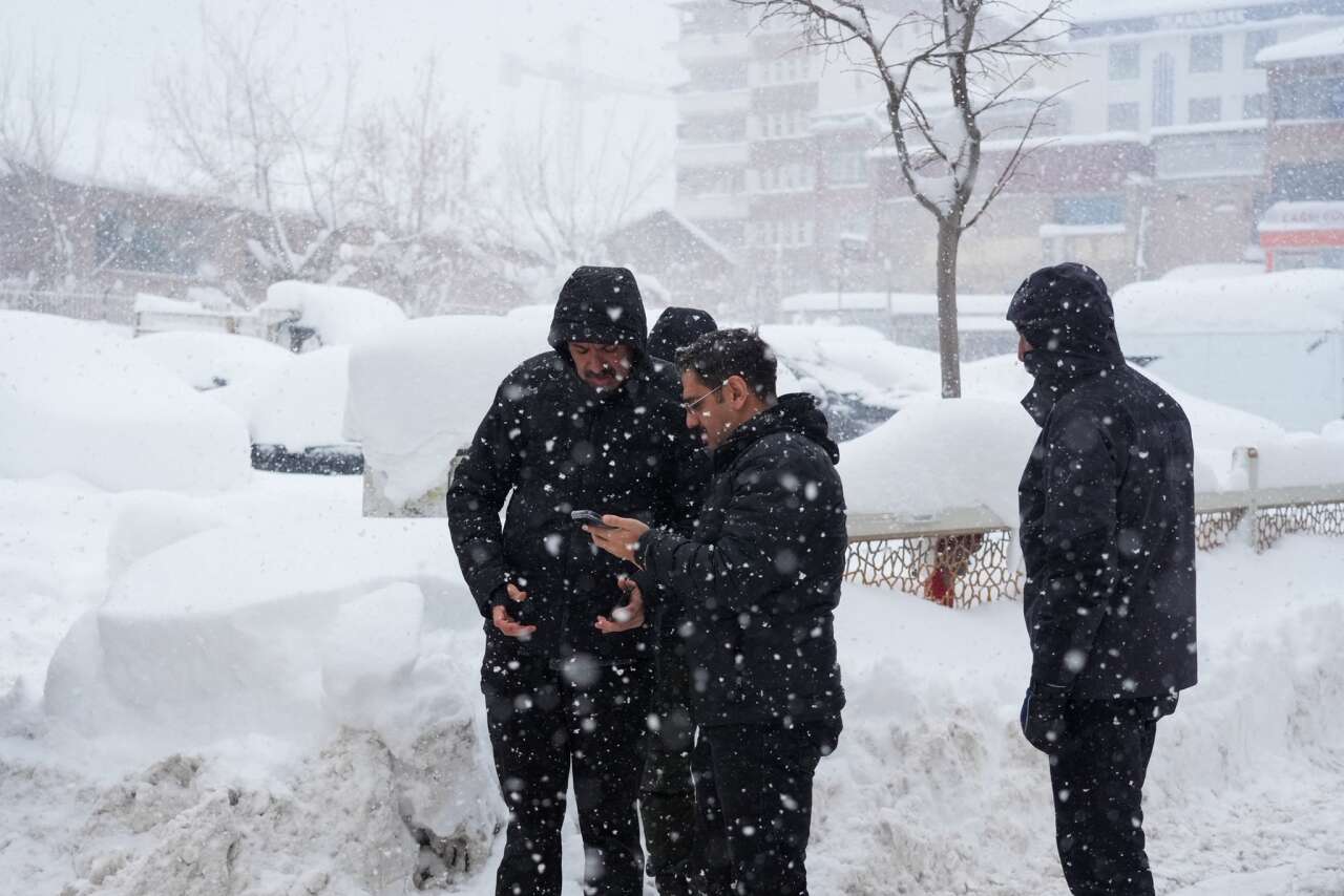 vali-celik-belediye-ekiplerinin-calismalarini-inceledi