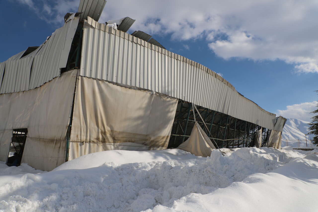 hakkari-ataturk-anadolu-lisesinde-kapali-hali-aha-coktu