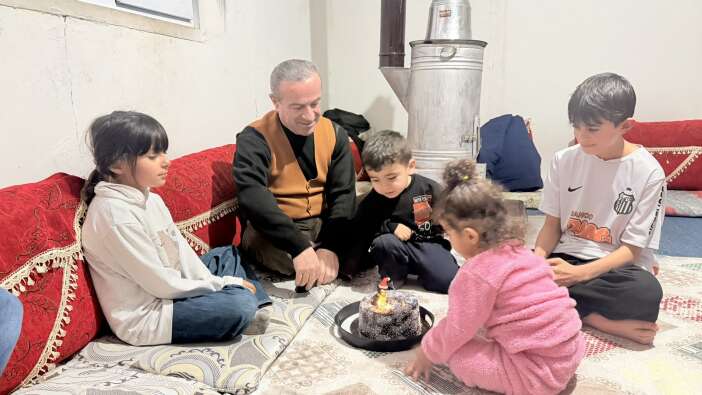 baskan-kayadan-cocuklara-dogum-gunu-surprizi