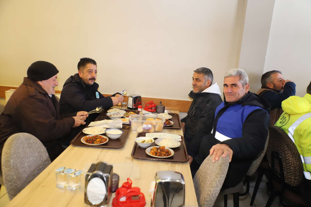 hakkari-sofrasindan-karla-mucadele-ekibini-anlamli-jest