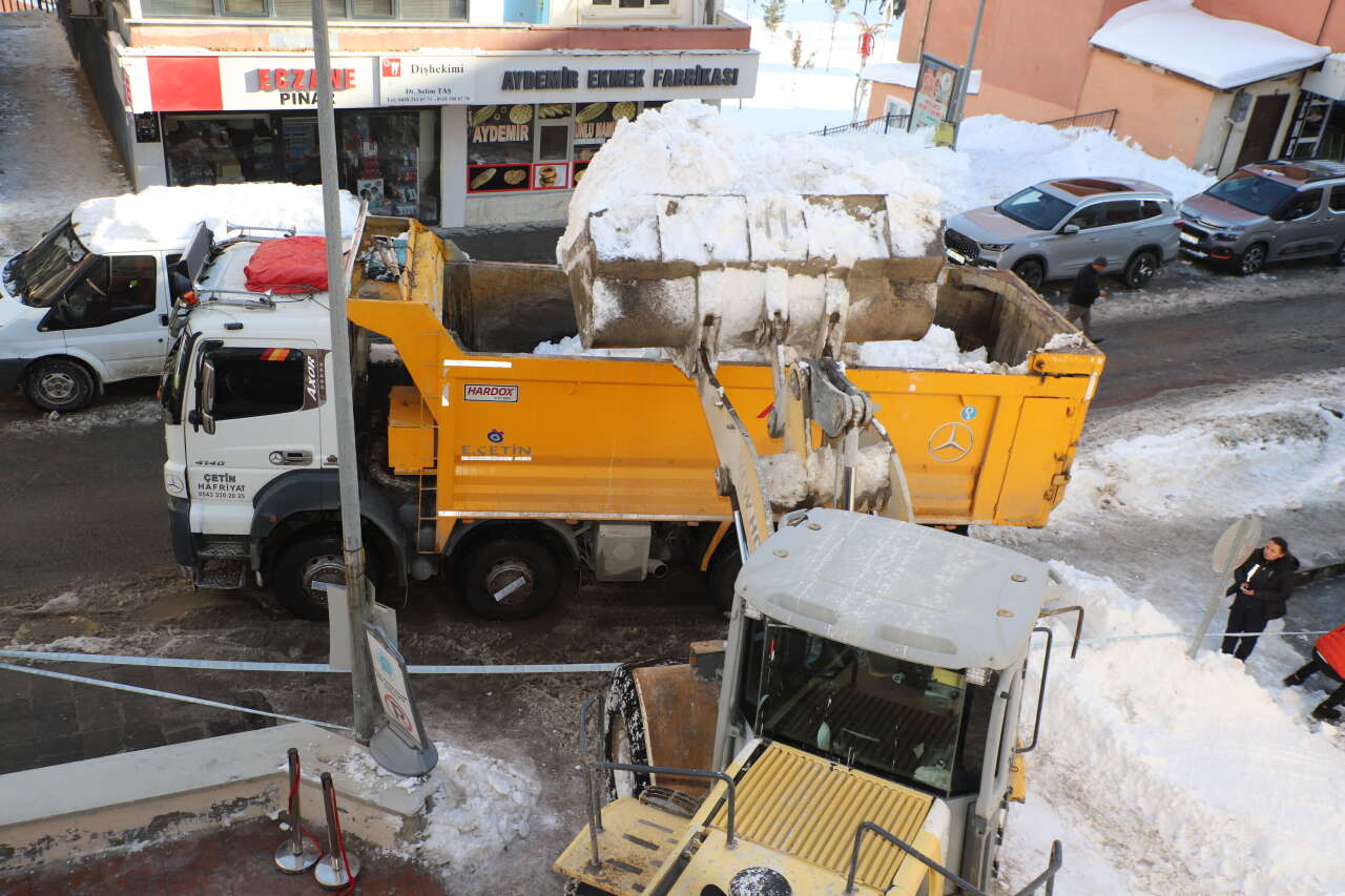 hakkaride-kar-daglari-ile-mucadele-suruyor