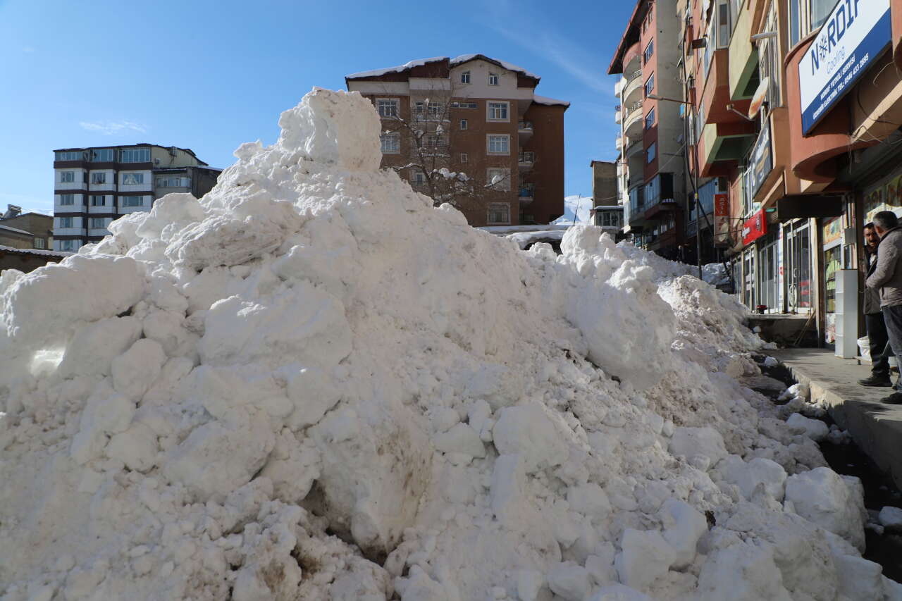 hakkaride-kar-daglari-ile-mucadele-suruyor