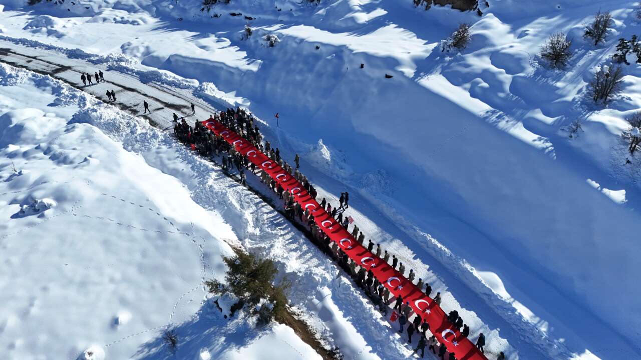 g-j7rlmw8aa0hrz-jpg-3