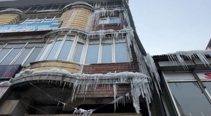 yuksekovada-dondurucu-soguklar-buz-sarkintilari-2-metreyi-asti