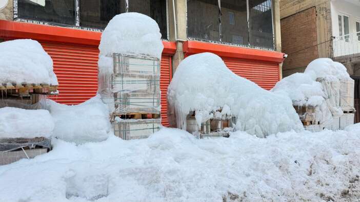 hakkaride-insaat-malzemeleri-buzla-kaplandi