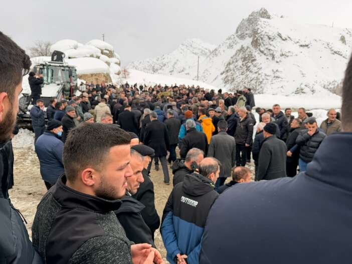 baskan-kilinc-topraga-vedildi