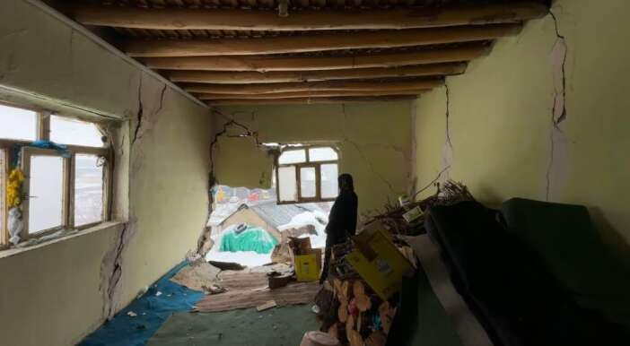 yagislar-nedeniyle-bir-evin-duvari-coktu