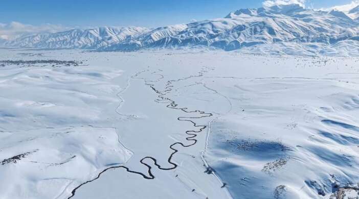 yuksekova-ovasinda-kivrilarak-uzanan-menderesler