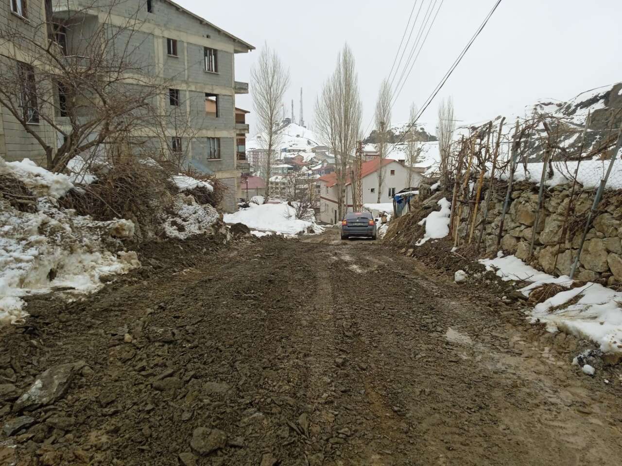 hakkaride-karda-tahrip-olan-yollar-onariliyor