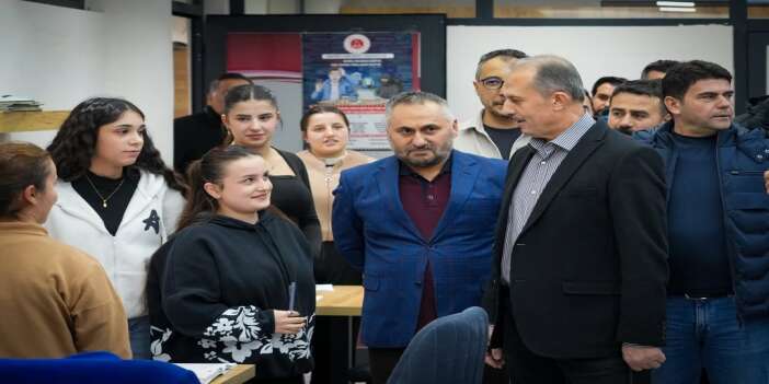 vali-tasyapandan-hakkari-diyanet-genclik-etut-merkezine-ziyarethakkari-valisi-ibrahim-tasya-2