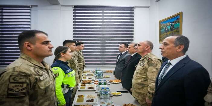 vali-tasyapan-jandarma-personeli-ile-iftar-sofrasinda-bulustu-hakkari-valisi-ibrahim-tasya-1