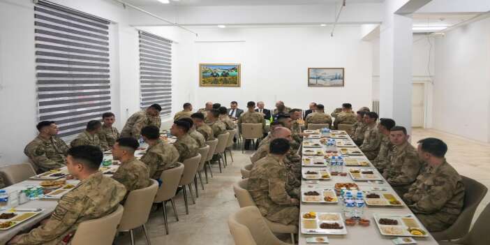 vali-tasyapan-jandarma-personeli-ile-iftar-sofrasinda-bulustu-hakkari-valisi-ibrahim-tasya-2