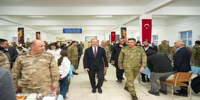 vali-tasyapan-aziz-sehitlerimizin-emanetleri-ve-kahraman-gazilerimizle-iftar-sofrasinda-bir-1